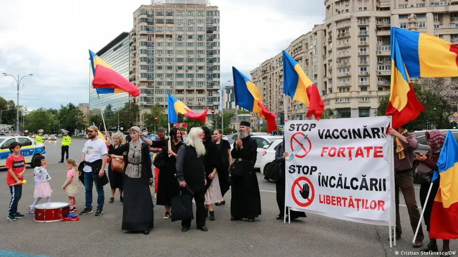 Šimtai protestuotojų prieš vakcinaciją Bukarešte prieš tai, ką jie vadina „medicinos diktatūra“