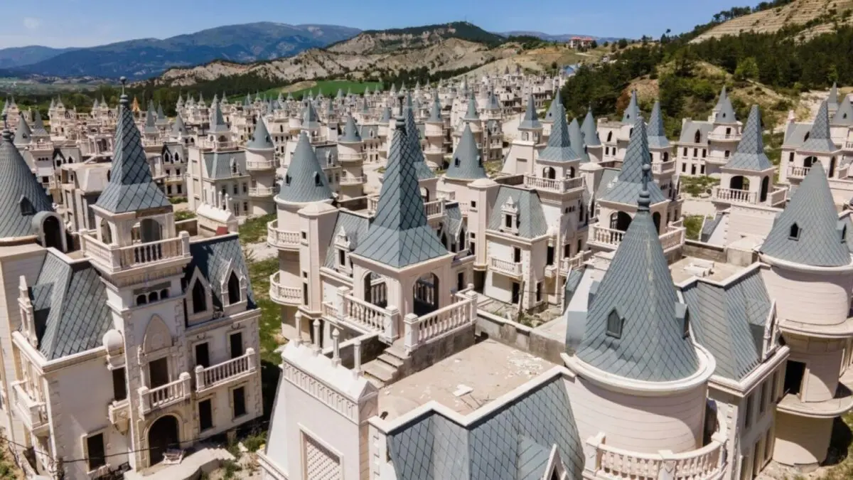 The history of the Turkish ghost town of castles