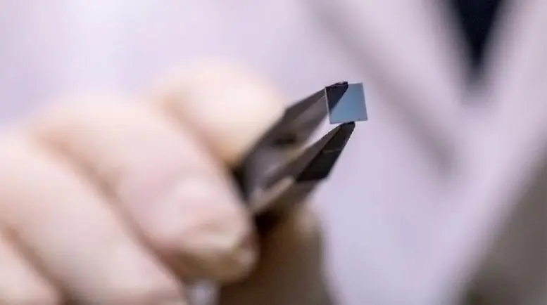 Strontium and Vanadium Oxide Transparent Film