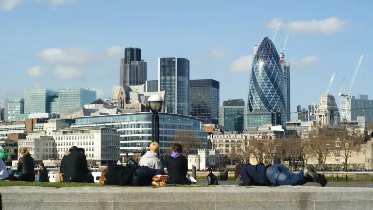 Britain is looking for 1.7 million employees. But there is no one to hire