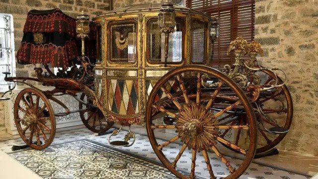 A carriage and a glass piano were shown in Turkey