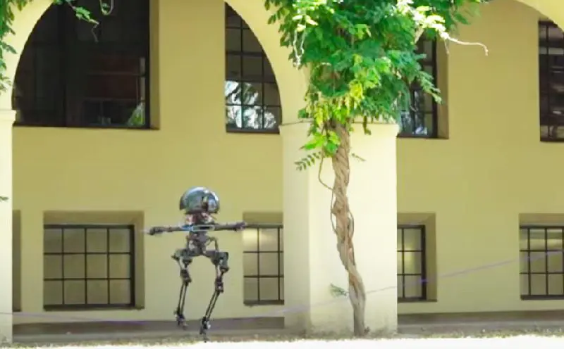 New robot that can walk and fly created