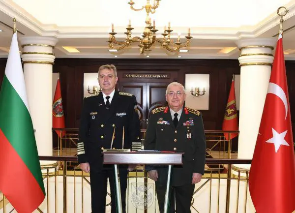 The top military of Bulgaria and Turkey negotiate the protection of the Eastern flank