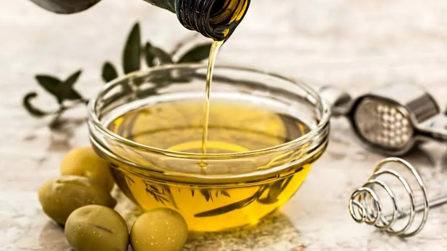 Expert compares the benefits of sunflower and olive oil