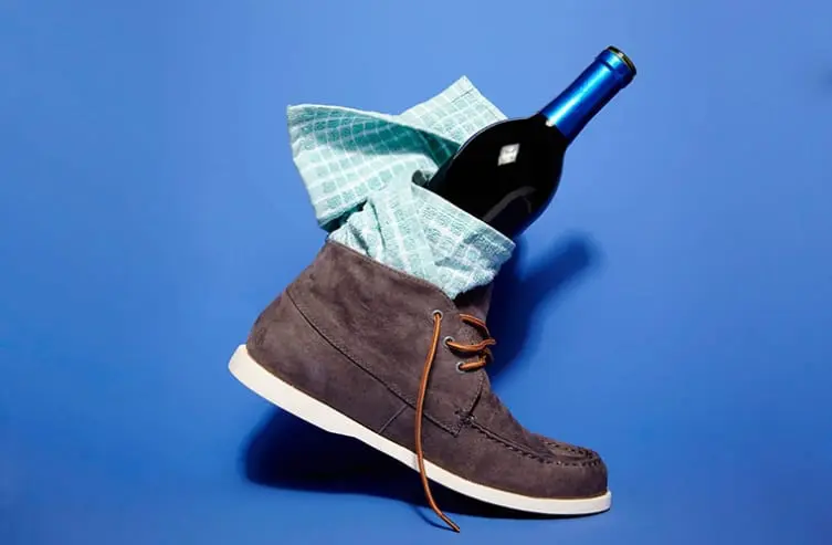 How to open the wine with a shoe? It is unbelievable that this is possible!