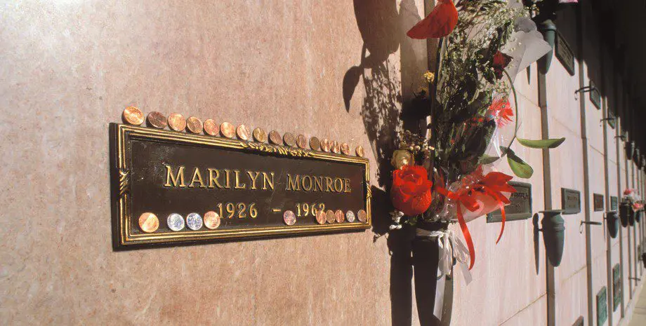 A crypt next to Marilyn Monroe and Hugh Hefner put up for sale in the US for $ 2 million