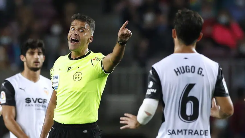 FIFA proposes that referees explain their decisions publicly