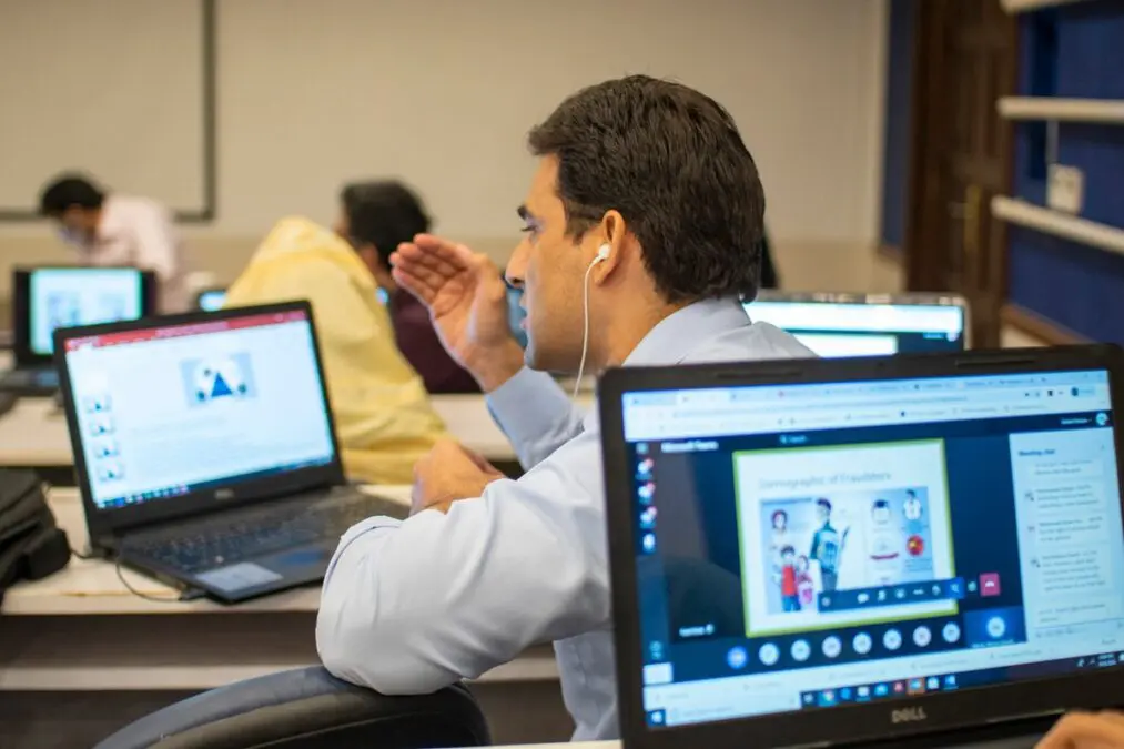 Business practitioners bring hands-on examples of integrity challenges to university students in Kenya, Mexico and Pakistan