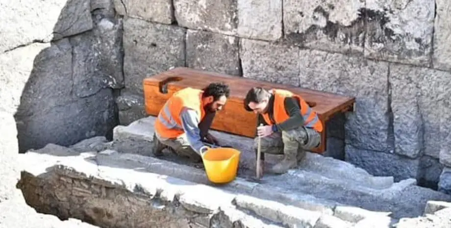 Archaeologists have found unusual toilets 2000 years old