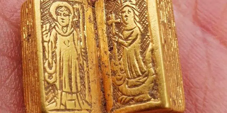 A unique golden bible found. Which queen is it?