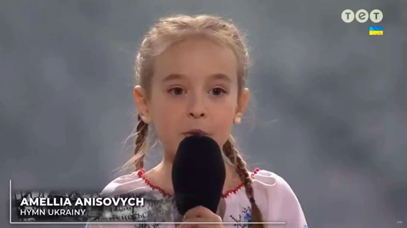 The girl who sang in a bomb shelter opens a concert in Poland