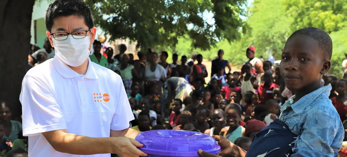 UNFPA Malawi Deputy Representative, Masaki Watabe helping out with dignity kits distribution at Sekeni Primary School Camp UNFPA Malawi Deputy Representative, Masaki Watabe helping out with dignity kits distribution at Sekeni Primary School Camp