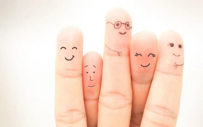 What reveals the length of the fingers in women