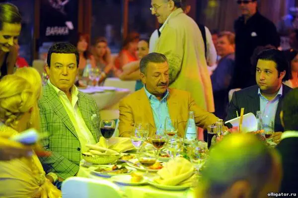 Where did the first bankrupt billionaire hides?