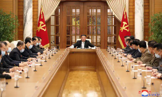 North Korea takes the pandemic seriously: Kim Jong Un puts on a mask