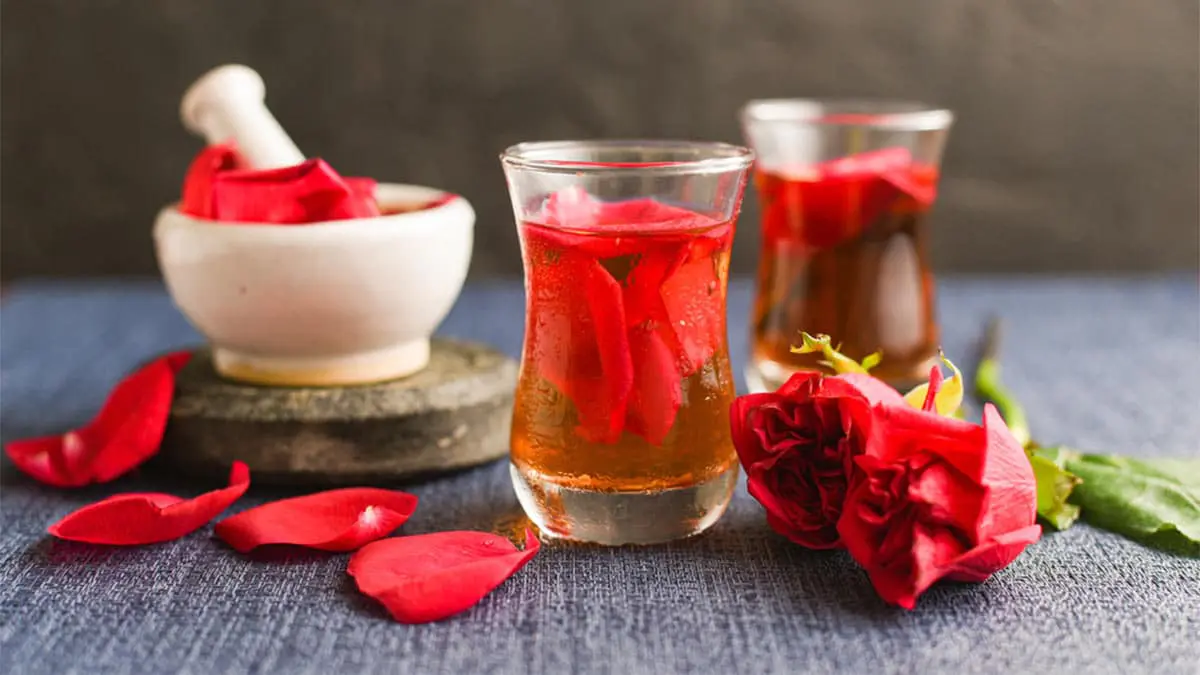 Improve taste and add aroma: what to cook from rose petals