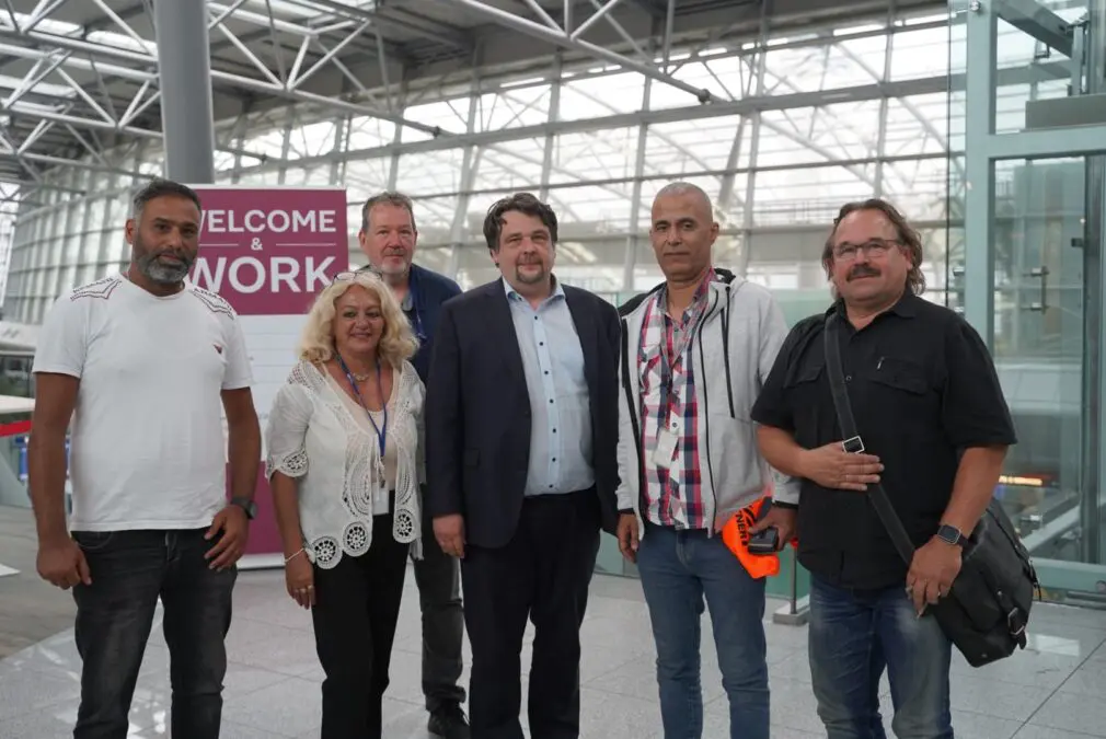 Dennis Radtke MEP in discussion with works councillors of the airport and the external companies operating there (from left to right): Güclü Alakus (DSW Deutscher Schutz-und Wachdienst GmbH + Co. KG Düsseldorf), Hatic Eligül (Deputy Chairman of the Works Council DSW Deutscher Schutz-und Wachdienst GmbH + Co. KG Düsseldorf), Jürge Rütten (DSW Deutscher Schutz-und Wachdienst GmbH + Co. KG Düsseldorf), Dennis Radtke MEP (CDU), Bouchaib Zine (Chairman of the Works Council Aviapartner Düsseldorf GmbH & Co. KG), Uwe Kmoch (Deputy Chairman of the Works Council Flughafen Düsseldorf Ground Handling GmbH).
