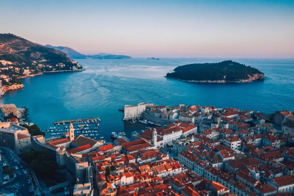 If you are a tourist in Dubrovnik, be careful with your suitcase – you risk a hefty fine