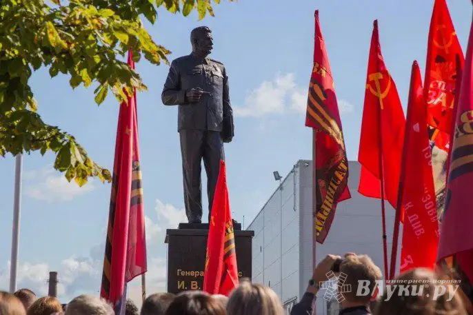 A Pskov priest consecrated an eight-meter monument to Stalin