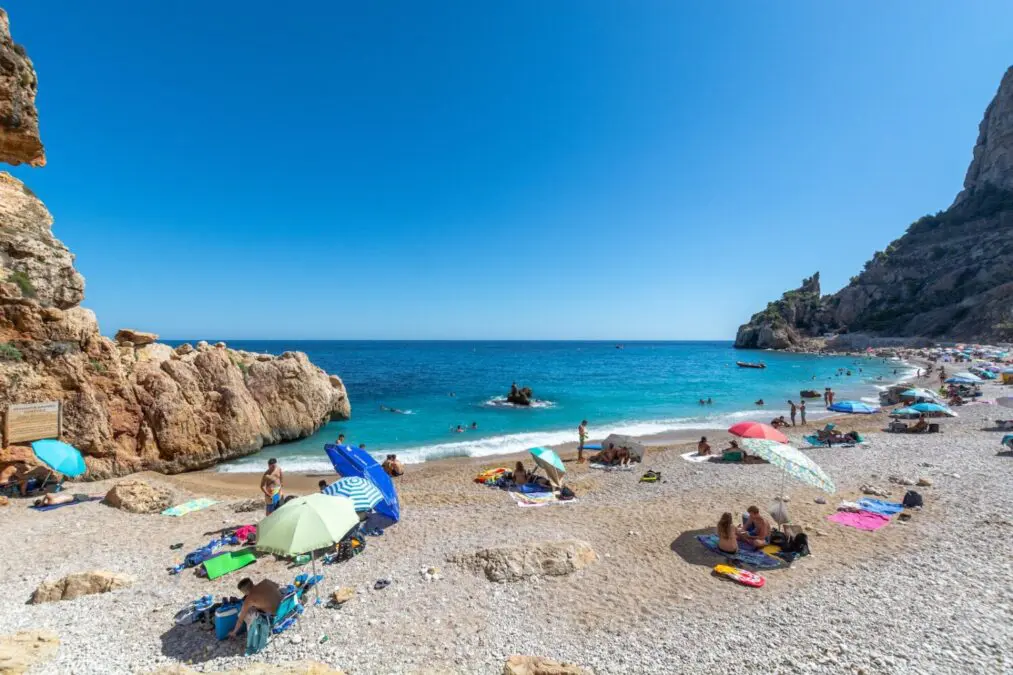 On the popular beaches of Spain, tourists were imposed with gigantic fines of up to 3 thousand