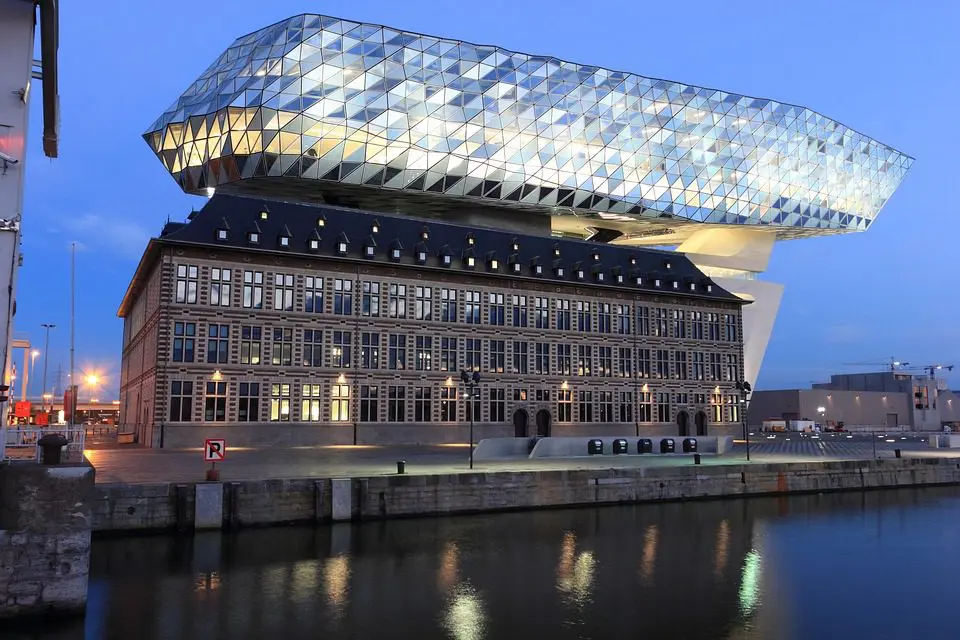 Antwerp, a dynamic port city: between commerce and history