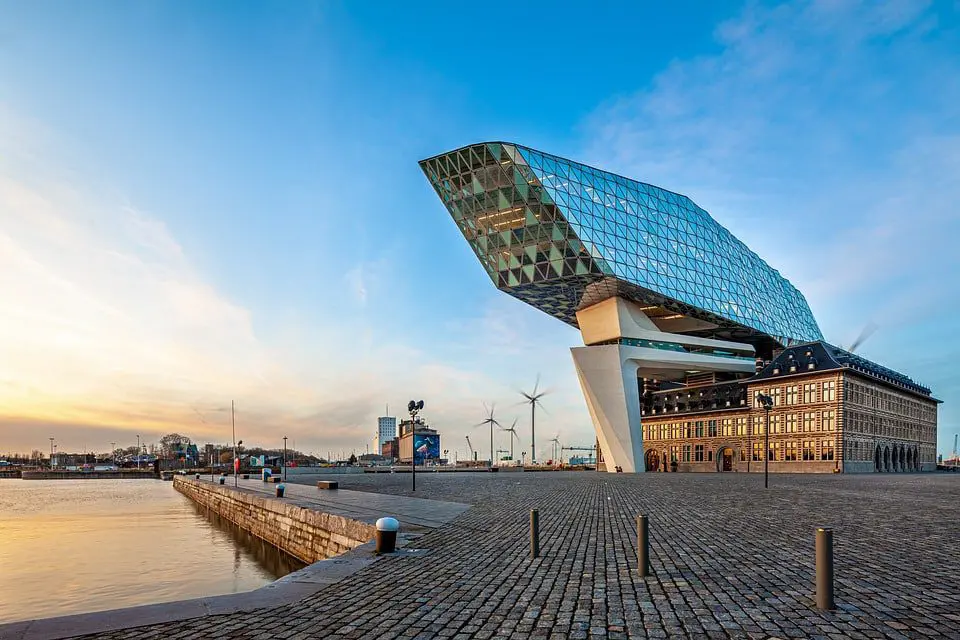 Antwerp, an eclectic city: between modern architecture and historic buildings