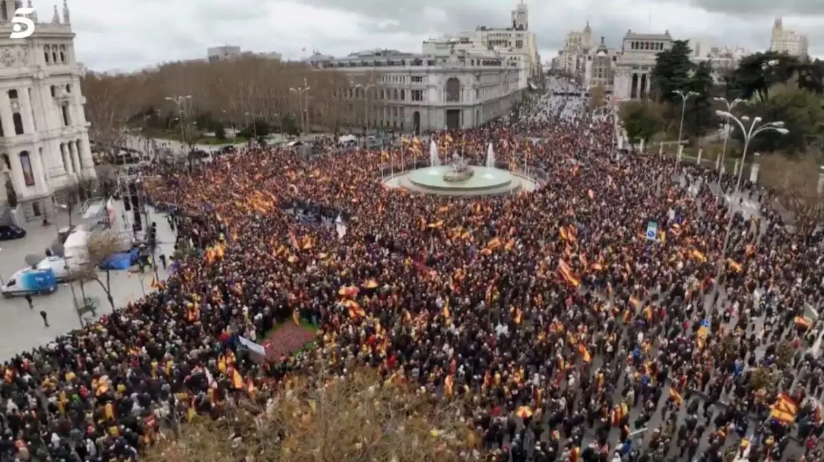 Thousands Protest at Cibeles Backed by PP and Vox to Demand Pedro Sánchez’s Resignation