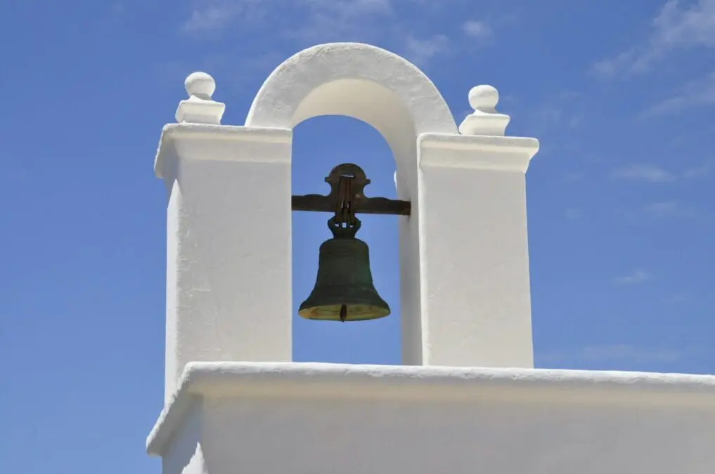 A court on the Greek island of Syros imposed a fine of 200 euros for ringing a church bell