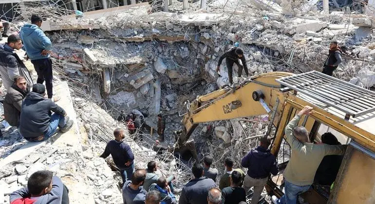 Gaza: Destruction of vital lifting gear halts search for thousands buried under rubble