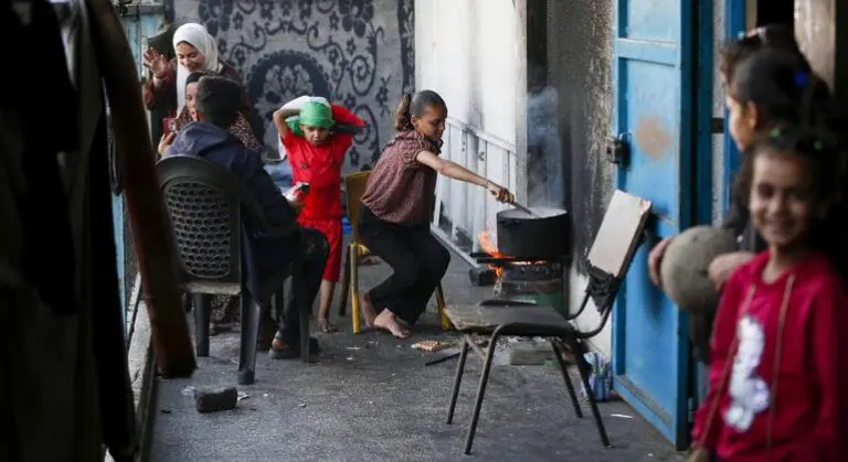 Gaza: Search for food puts lives on the line