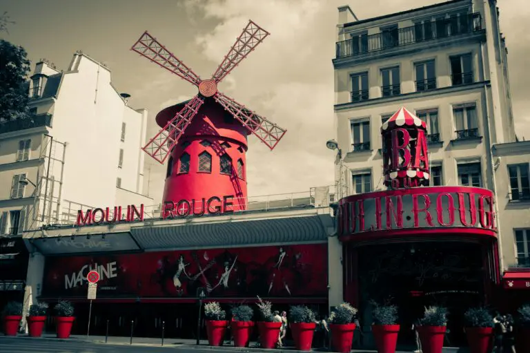 The blades of the legendary Moulin Rouge cabaret have been repaired