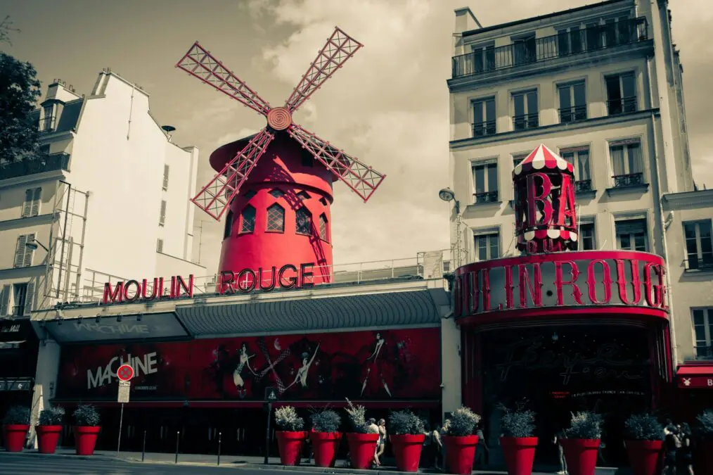 The blades of the legendary Moulin Rouge cabaret have been repaired