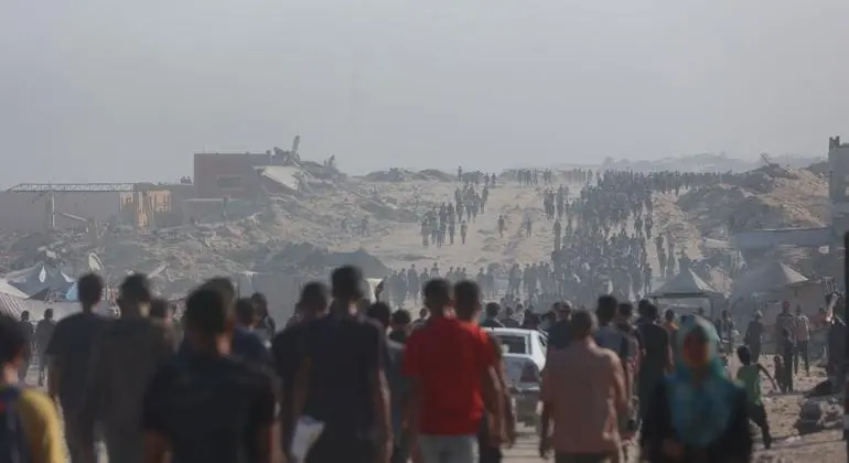 On brink of famine, Gazans forced to scour dirt for food