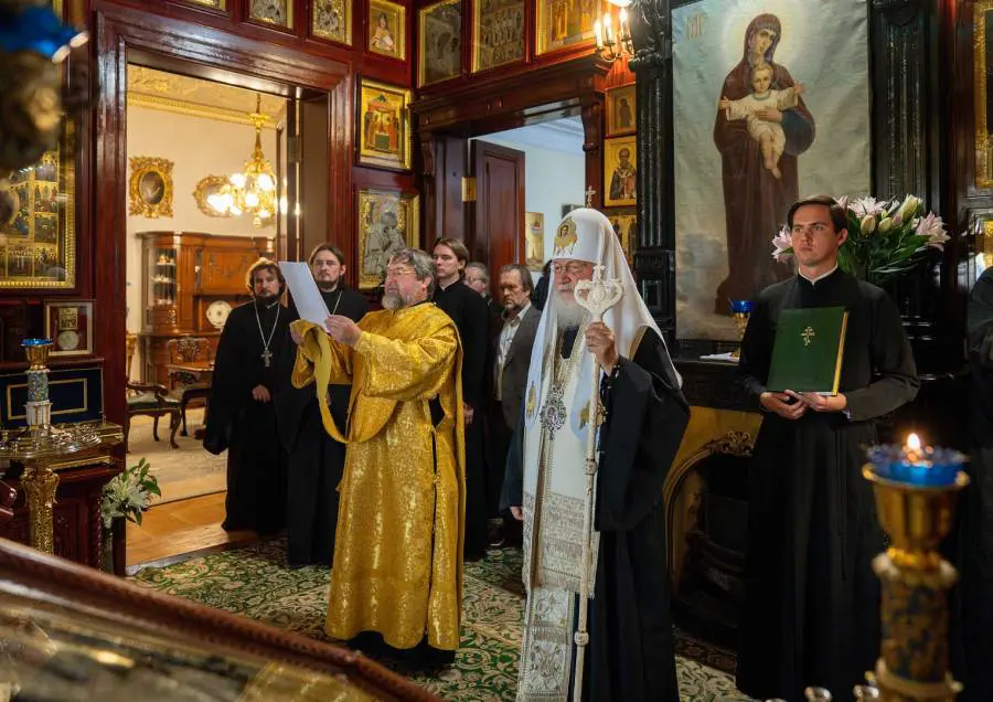 Patriarch Cyril praying before Putin and Trump’s meeting