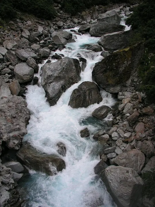 World news in brief: Refugee boat tragedy in the Andaman Sea, vaccinations in Gaza, farmer loan program