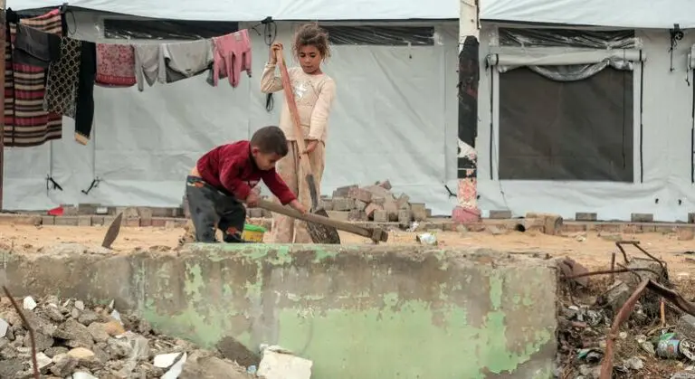 Air strikes and shelling continue in Gaza