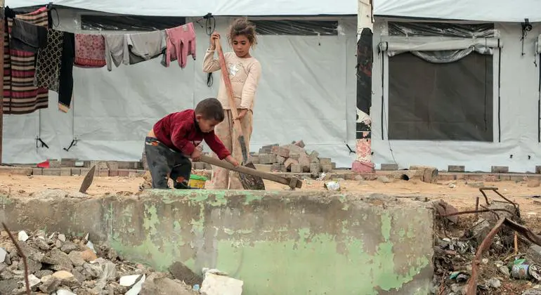 Air strikes and shelling continue in Gaza