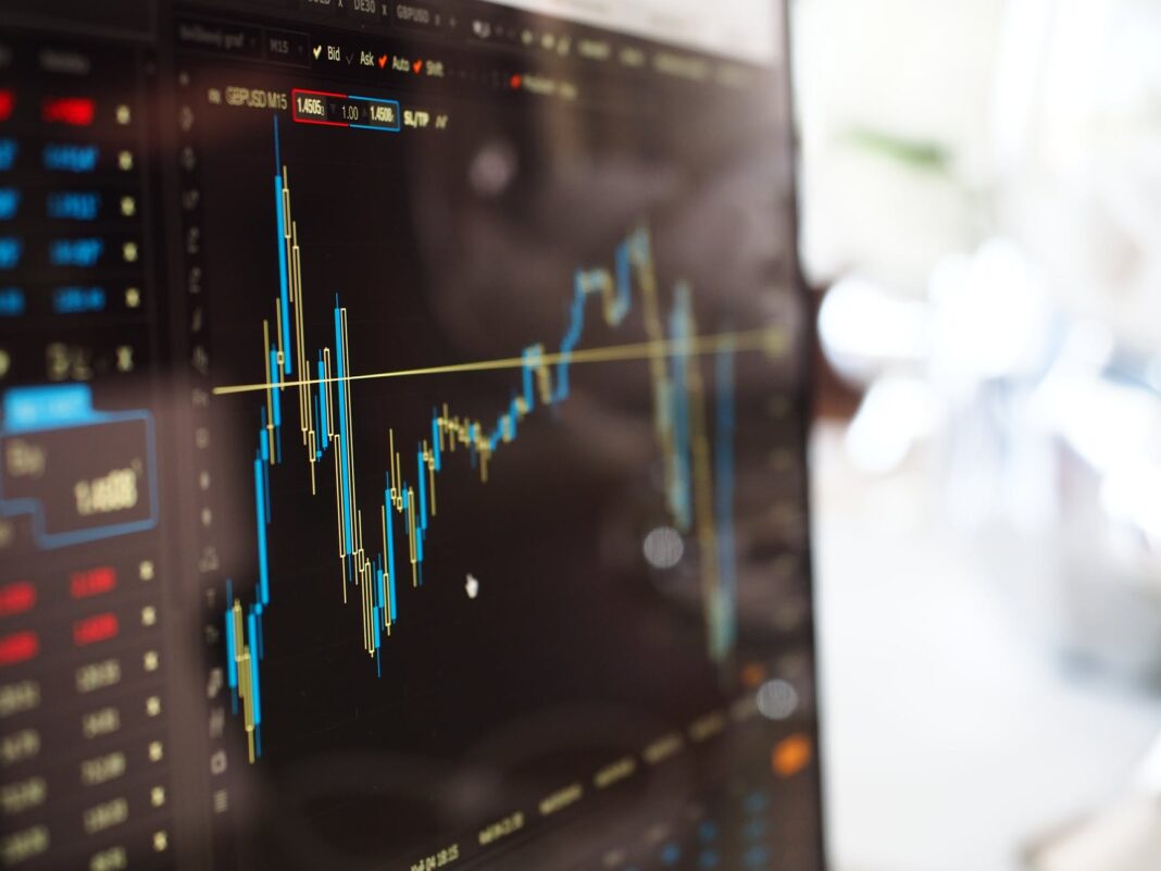 Gráfico azul y amarillo en el monitor del mercado de valores