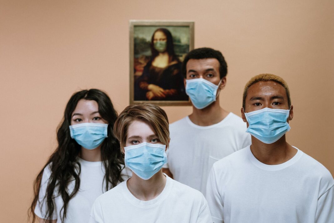 zdravotníci nosí obličejovou masku