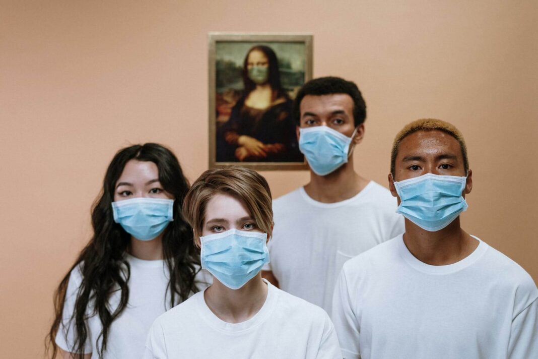 operatori sanitari che indossano una maschera facciale