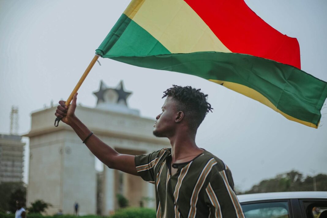 الرجل الأسود مع علم غانا على شارع المدينة