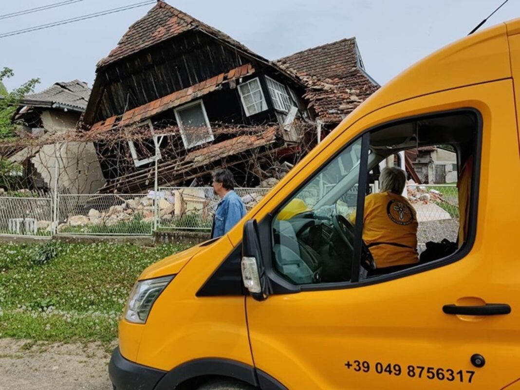 Scientology Les ministres volontaires poursuivent leur travail de sensibilisation en Croatie, où le tremblement de terre de magnitude 6.4 a semé la pagaille dans les communautés agricoles.