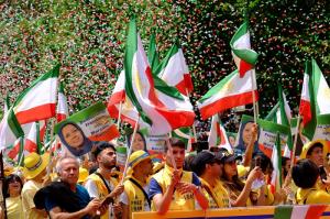 26 年 2021 月 XNUMX 日 - MEK-NCRI 的伊朗支持者在自由伊朗与 Maryam Rajavi 聚会。