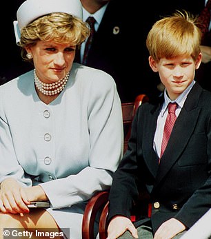 Harry criticó el trato de los medios hacia su madre en varias ocasiones, y le dijo a Oprah durante su programa Apple TV + que cree que Diana fue "perseguida hasta la muerte", sin embargo, no ha hablado a menudo sobre sus puntos de vista sobre las experiencias de la Princesa de Gales dentro. la Familia Real, o su trato por parte de la Monarquía