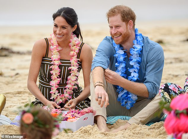 Il principe Harry ha accennato che la famiglia reale è diventata invidiosa di Meghan durante il tour della coppia in Australia, dicendo che i loro atteggiamenti nei confronti della coppia sono "cambiati" sulla scia del viaggio