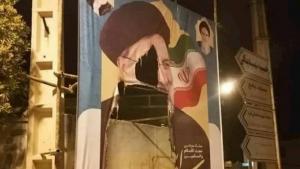 17 Junie 2021 – Iranse mense skeur plakkate van Ebrahim Raisi, die voorste kandidaat vir die regime se kamstige presidensiële verkiesing.