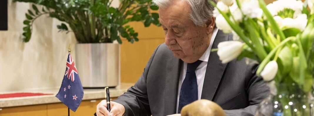 Sekretaris-generaal António Guterres teken die boek van medelye by die Permanente Sending van Nieu-Seeland na die Verenigde Nasies, vir die lewens wat verlore is in die terreuraanval by twee moskees in Christchurch, Nieu-Seeland