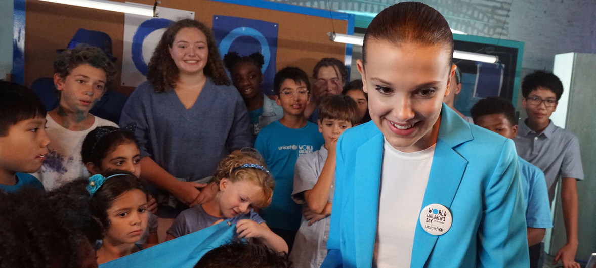 UNICEF-ondersteuner Millie Bobby Brown in New York op die stel van 'n video wat vir Wêreldkinderdag 2018 vervaardig is.