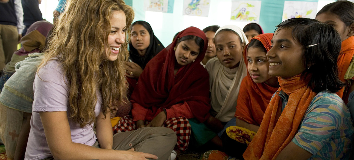 UNICEF-klandisie-ambassadeur Shakira praat met Nipa, 'n 11-jarige Bangladesjse sikloonoorlewende.