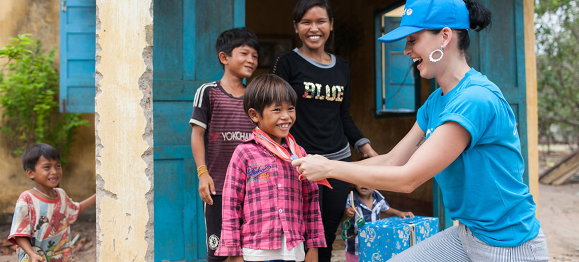 UNICEF-klandisie-ambassadeur Katy Perry gee haar serp aan Ka Da Khang terwyl sy die Phuoc Thanh Kommune-gesondheidsentrum in die Ninh Thuan-provinsie besoek waar baie kinders tekens van voedingstekorte toon.
